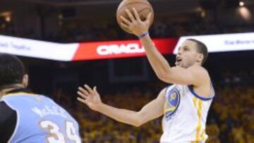 Stephen Curry realiza una entrada a canasta.