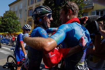 Hugo Houle celebra la victoria de etapa con Michael Woods.