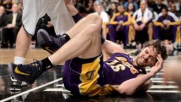 El español Pau Gasol se duele del pie derecho tras lesionarse en una acción frente a Brook López (Nets) en el Barclays Center de Brooklyn.