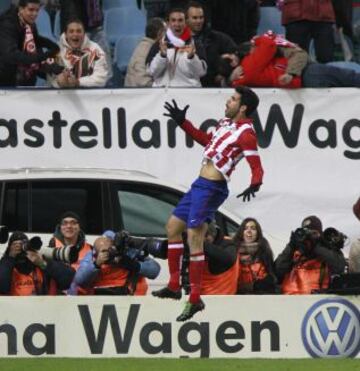 El delantero del Atlético de Madrid Diego Costa celebra su gol, quinto del equipo, durante el partido, de Liga en Primera División, que Atlético de Madrid y Getafe disputan esta noche en el estadio Vicente Calderón