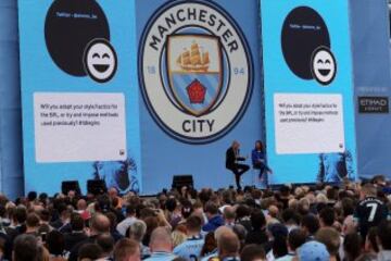 Pep Guardiola habló ante una multitud que le esperaba en el City Football Academy en Manchester.