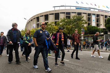 Ambiente en las puertas del estadio Camp Nou tras decretarse a puerta cerrada el partido entre el Barcelona y Las Palmas.