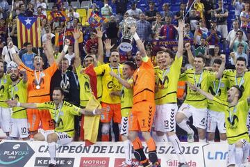 Los jugadores del Movistar Inter celebran la consecución del título de la LNFS ante el FC Barcelona Lassa.