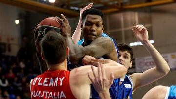 GRAF8816. FUENLABRADA (MADRID), 08/04/2018.- El ala pívot del San Pablo Burgos, Deon Thompson (delante), y el ala pívot estadounidense del Montakit Fuenlabrada, Ian O Leary, disputan un balón durante el partido de hoy en el Polideport