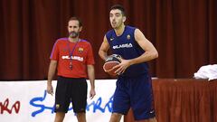 Marc Garc&iacute;a, durante un entrenamiento del Barcelona bajo la mirada de Sito Alonso.