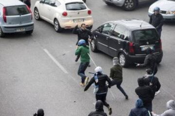 Un policía de paisano, que iba a presenciar el partido, sufrió una emboscada y recibió un disparo en el pecho. Tres personas más se encuentran heridas.