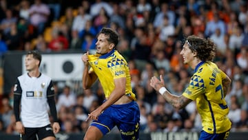 VALENCIA, 21/10/2024.- El defensa de la UD Las Palmas, Álex Muñoz, celebra el primer gol del equipo canario durante el encuentro correspondiente a la décima jornada de La Liga EA Sports que disputan hoy lunes Valencia y Las Palmas en el estadio de Mestalla, en Valencia. EFE / Manuel Bruque.