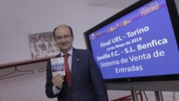 El presidente del Sevilla, Pepe Castro, con entradas de la final.
