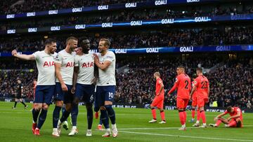 LONDON, ENGLAND - DECEMBER 05: Davinson Sanchez of Tottenham Hotspur celebrates scoring his side&#039;s second goal with team-mates during the Premier League match between Tottenham Hotspur and Norwich City at Tottenham Hotspur Stadium on December 5, 2021