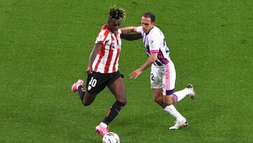 Nico Williams encara a Nacho.