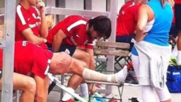 Óscar De Marcos con el tobillo vendado tras su lesión.