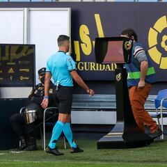 ¿Cuántas veces ha intervenido el VAR en los Clásicos y a quién ha beneficiado?