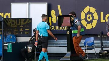 Gil Manzano pita penalti a favor del Cádiz por una mano apoyada en el suelo de koke, pero rectifica su decisión inicial el tras consultar la acción en la pantalla del VAR.