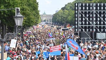 Participants gather on the 17. Juni avenue in Berlin at the end of a demonstration called by far-right and COVID-19 deniers to protest against restrictions related to the new coronavirus pandemic, on August 29, 2020. - At the start of August, a similar "anti-corona" march in Berlin took place with 20,000 protesters, a mixture of the hard left and right, anti-vaccination campaigners, conspiracy theorists and self-described "free thinkers". Police broke up the protest early after participants repeatedly flouted Covid-19 safety regulations. (Photo by John MACDOUGALL / AFP)