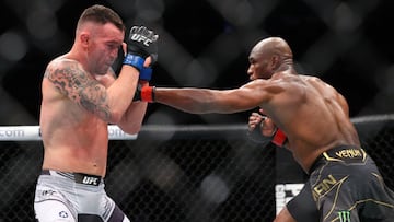 Kamaru Usman golpea a Colby Covington durante el UFC 268.