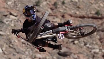 Whip de Andreu Lacondeguy con su bici de MTB en el desierto del Red Bull Rampage.