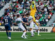 ELCHE (ALICANTE), 01/03/2026.- El portero del Elche Matías Dituro (2d) atrapa el balón durante el partido de Liga disputado ante el RCD Espanyol este domingo en el estadio Martínez Valero de Elche. EFE/Pablo Miranzo