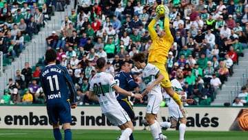 ELCHE (ALICANTE), 01/03/2026.- El portero del Elche Matías Dituro (2d) atrapa el balón durante el partido de Liga disputado ante el RCD Espanyol este domingo en el estadio Martínez Valero de Elche. EFE/Pablo Miranzo