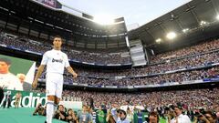 El 6 de julio de 2009 fue presentado en el Bernabéu ante un estadio totalmente lleno.  