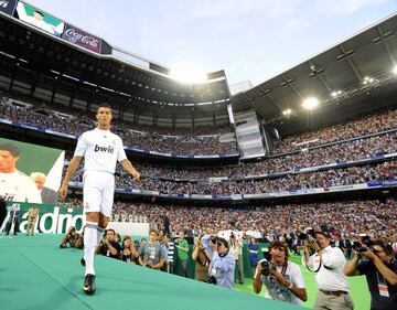 El 6 de julio de 2009 fue presentado en el Bernabéu ante un estadio totalmente lleno.  