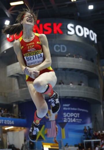 MARZO 2014. Ruth Beitia celebra el tercer puesto conseguido en la prueba de salto de altura en los Mundiales de atletismo en pista cubierta de Sopot, Polonia.