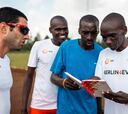 "Kipchoge tiene una mente prodigiosa y le encanta leer"