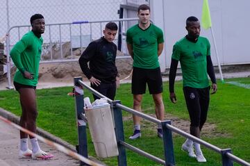 Sekou Gassama, Mantilla y Cedric, del Racing, en las Instalaciones de La Albericia.