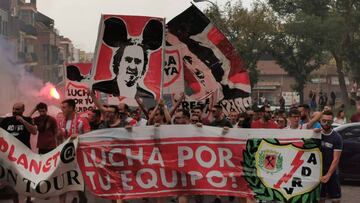 Los aficionados del Rayo Vallecano se manifiestan la tarde del 1 de septiembre