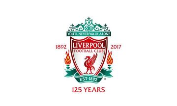 Majestuoso escudo que tiene mil elementos, como el letrero con el mensaje de “You Will Never Walk Alone”, además del nombre del equipo, rodeado por una heráldica en rojo y llamaradas a los lados, añadidas en 1993 como homenaje a los fallecidos en Hillsborough. En el centro, un pájaro que simboliza el puerto de Liverpool custodia la estructura que fue diseñada en principio hace 124 años.