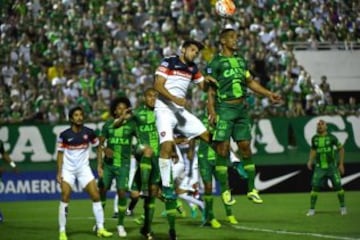 Chapecoense estaba a dos partidos de hacer historia en Copa Sudamericana. Sin embargo, una tragedia aérea acabó con el sueño de los brasileños y también con la vida de 19 de sus jugadores, cuerpo técnico y dirigentes. El mundo del fútbol se unió en sentidos homenajes al club.