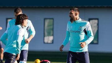 Borja Iglesias se entrenaba todavía este jueves en el Betis a la espera de cerrar su marcha al Bayer Leverkusen.