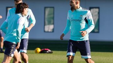 Borja Iglesias se entrenaba todavía este jueves en el Betis.