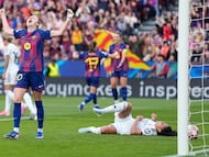 FOTODELDIA BARCELONA, 02/04/2026.- La delantera del FC Barcelona Caroline Graham Hansen celebra tras anotar el 2-0 blaugrana durante el encuentro correspondiente a la vuelta de los cuartos de final de la Champions femenina, disputado entre el FC Barcelona y el Real Madrid en el Camp Nou de Barcelona. EFE/ Enric Fontcuberta