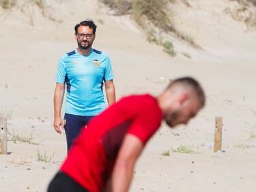 Alderete se estrena en la playa de Oliva
