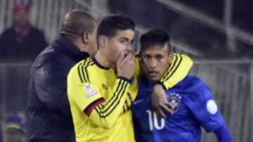CALMA. James sugirió a Neymar que se calmase tras la tensión acumulada durante el partido que esta pasada madrugada Brasil perdió 0 a 1 ante Colombia.