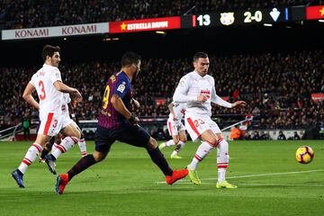 El jugador del Barcelona Luis Suárez marca el 3-0 al Eibar.