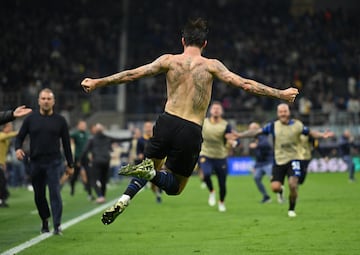 Francesco Acerbi, del Inter de Mil¨¢n celebra el tercer gol de su equipo.