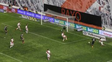 0-1. Cristiano Ronaldo anotó el primer tanto del encuentro y su gol 300 con el conjunto blanco.