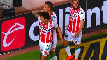 Dávila salvó a Necaxa tras esta buena jugada con Gallegos