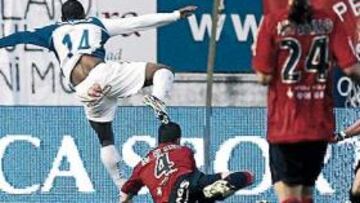 <b>PRIMERA OCASIÓN... Y GOL. </b>Sinama aprovechó un gran pase en largo de Quique Álvarez y no falló ante la salida de Ricardo.