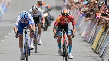 El ciclista español Pello Bilbao se impone a Simon Yates en la tercera etapa del Tour Down Under 2023.