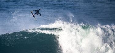 Pierre Rolet monta una de las olas gigantes de Nazaré