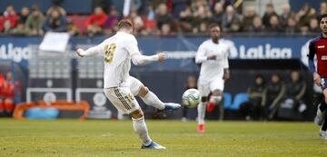 El jugador del Real Madrid, Jovic, marca el definitivo 1-4 al Osasuna. 