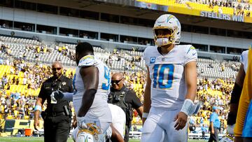PITTSBURGH, PENNSYLVANIA - SEPTEMBER 22: Quarterback Justin Herbert #10 of the Los Angeles Chargers walks off the field after losing to the Pittsburgh Steelers at Acrisure Stadium on September 22, 2024 in Pittsburgh, Pennsylvania. Justin K. Aller/Getty Images/AFP (Photo by Justin K. Aller / GETTY IMAGES NORTH AMERICA / Getty Images via AFP)