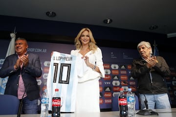 Victoria Lopyreva embajadora del Mundial Rusia 2018. 
Rueda de prensa en el Predio Julio Humberto Grondona con Claudio Tapia y Hugo Moyano, presidente y vicepresidente de la AFA respectivamente.