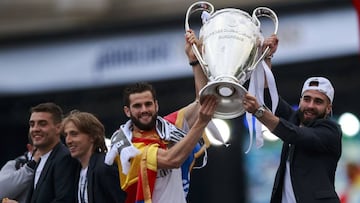 Nacho y Carvajal levantan el trofeo de la Und&eacute;cima conquistada en Mil&aacute;n.