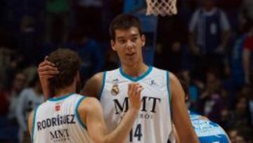 Willy Hernang&oacute;mez junto a Sergio Rodr&iacute;guez en un partido del Real Madrid.