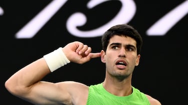 Carlos Alcaraz se lleva la mano a la oreja tras lograr un punto increíble.