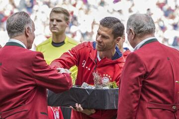 Xabi Alonso con Rummenigge y Uli Hoeness.