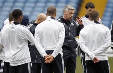 Ancelotti eligió la Premier y el club londinense para emprender su primera aventura en el extranjero. Dirigió a la entidad de Stamford Bridge durante dos temporadas. 76 partidos en los que cosechó 48 victorias, 13 empates y 15 derrotas. En su primera temporada hizo doblete Liga y Copa y en la segunda se llevó la Community Shield.